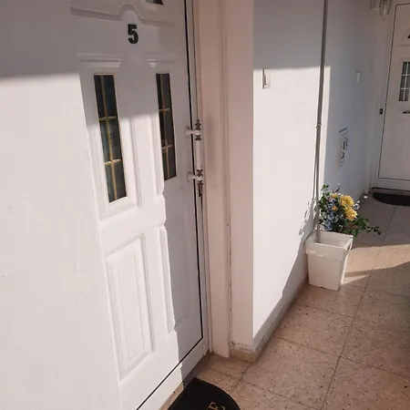 شقة Large Studio 300m From The Beach لارنكا
