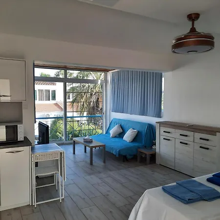 Large Studio 300m From The Beach