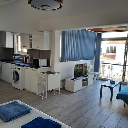 Large Studio 300m From The Beach *
